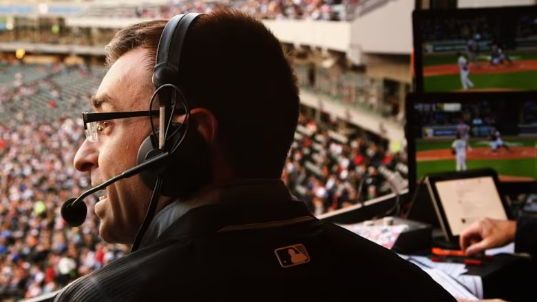 Peran Komentator Dalam Menghidupkan Suasana Pertandingan Sepakbola